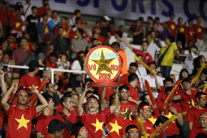 Hàng nghìn CĐV Việt Nam 'nhuộm' đỏ sân Rizal Memorial, Phillipines