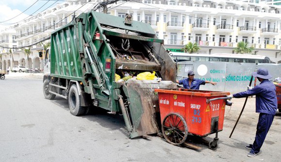 Khẩn trương đầu tư phương tiện thu gom, vận chuyển rác thải sinh hoạt