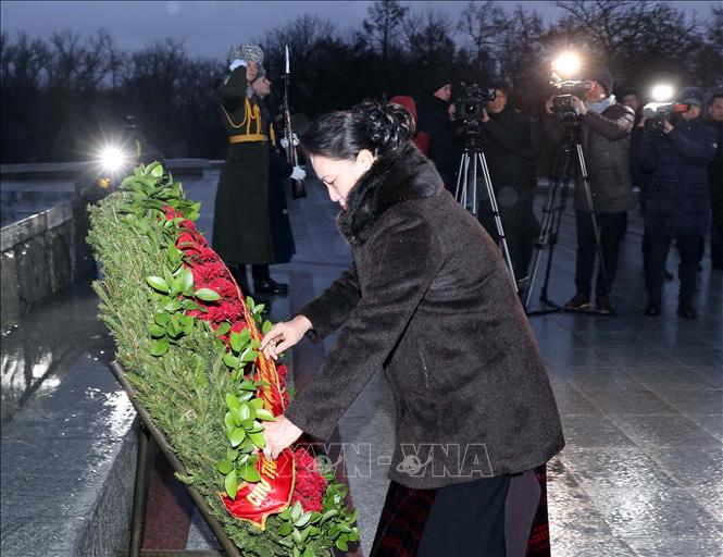Chủ tịch Quốc hội đặt vòng hoa tại Đài tưởng niệm 'Minsk - Thành phố Anh hùng'