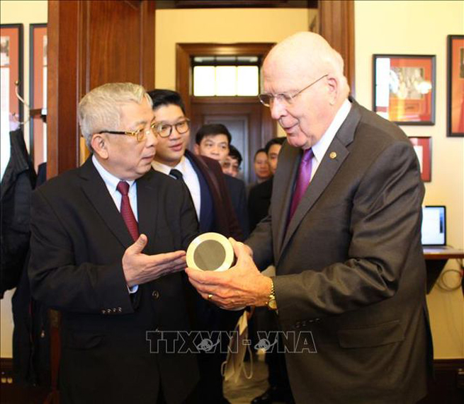 Món quà đặc biệt Thượng tướng Nguyễn Chí Vịnh tặng Thượng Nghị sĩ Mỹ