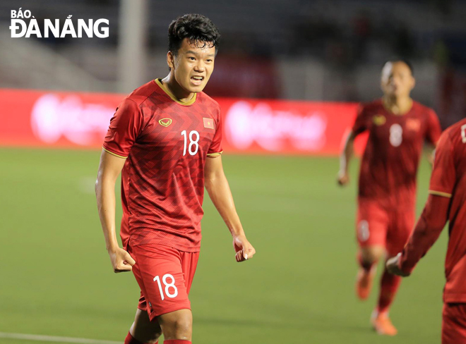 Thành Chung (số 18) đã lập công với bàn san bằng tỷ số, góp phần vào chiến thắng 2-1 của U22 Việt Nam trước U22 Indonesia ở trận đấu tối qua. 				                Ảnh: ĐỨC CƯỜNG