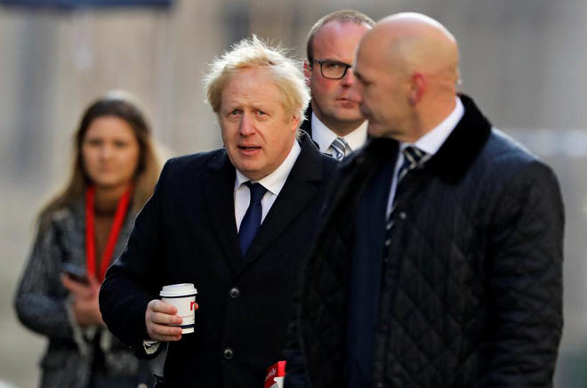 Thủ tướng Anh Boris Johnson (trái, hàng trước) đến cầu London, nơi xảy ra vụ tấn công làm 2 người chết. 						Ảnh: Reuters