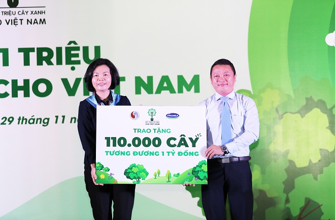 Bà Bùi Thị Hương, Giám đốc Điều hành Nhân sự, Hành chính & Đối ngoại Vinamilk trao bảng tượng trưng tặng 110.000 cây xanh của Quỹ 1 triệu cây xanh cho Việt Nam cho đại diện tỉnh Bình Định.