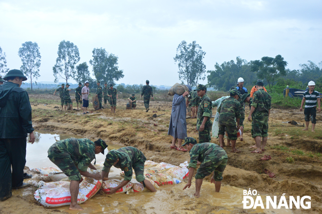 Lực lượng vũ trang thành phố sửa chữa đường giao thông, khắc phục hậu quả mưa lớn tại xã Hòa Phước, huyện Hòa Vang.