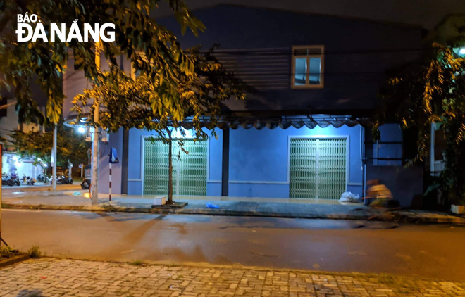 Cửa bên ngoài của xưởng may thêu ở trụ sở Công ty Phong Phú đã đóng, nhưng bên trong công nhân vẫn làm việc. 