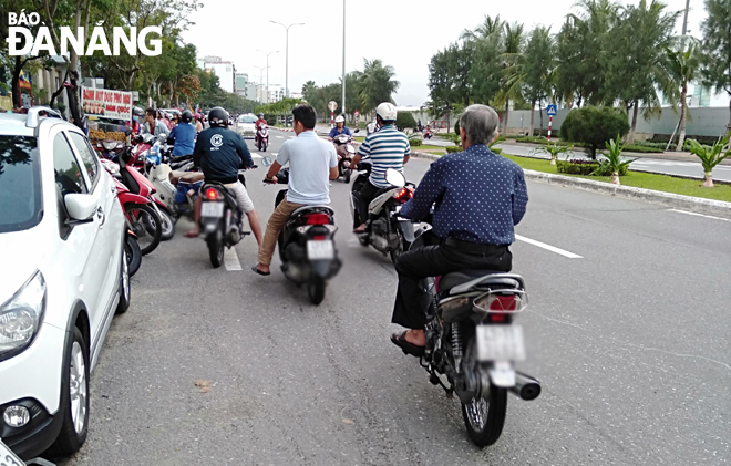 Phụ huynh chạy xe từ kiệt 172 Trần Cao Vân ra rẽ trái ngược chiều tới cổng Trường tiểu học Đinh Bộ Lĩnh.                                  Ảnh: T.K.V