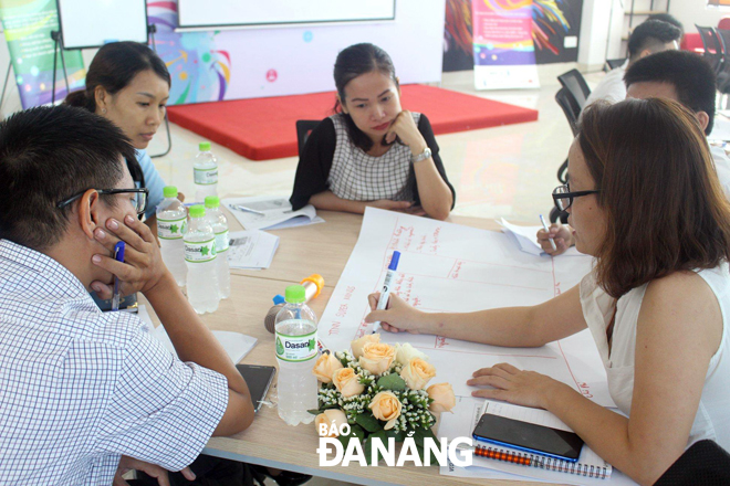 Next year, the city will issue more robust and practical support policies for startups. In the photo is a view of entrepreneurs exchanging startup experience at the Han River Incubation Centre.