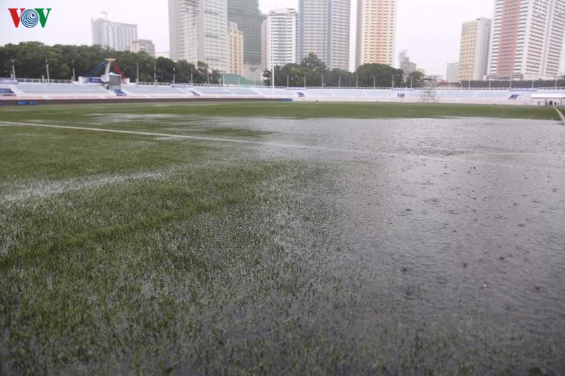 Mặt sân sũng nước ở Rizal Memorial tính đến thời điểm đầu giờ chiều ngày 3/12.