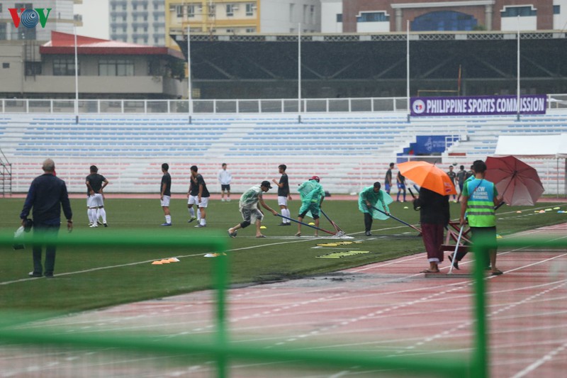 Tính đến thời điểm này, BTC chủ nhà SEA Games 30 Philippines vẫn chưa ra thông báo hoãn trận U22 Lào - U22 Thái Lan cũng như U22 Việt Nam - U22 Singapore trong khuôn khổ bảng B, môn bóng đá nam. Đây là lý do các nhân viên cào nước đọng trên mặt cỏ sân Rizal phải làm việc liên tục và hết công suất.