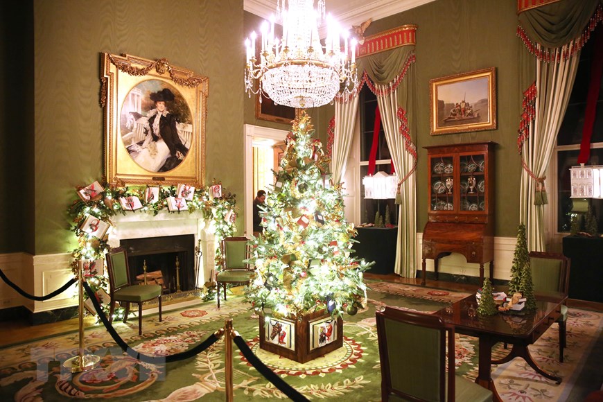 Cây thông Noel được trang trí rực rỡ tại Nhà Trắng. (Ảnh: THX/TTXVN)