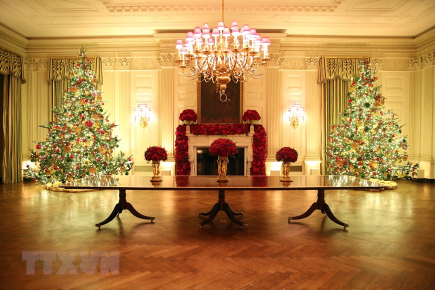 Nhà Trắng được trang hoàng rực rỡ để chào đón Giáng sinh. (Ảnh: THX/TTXVN)