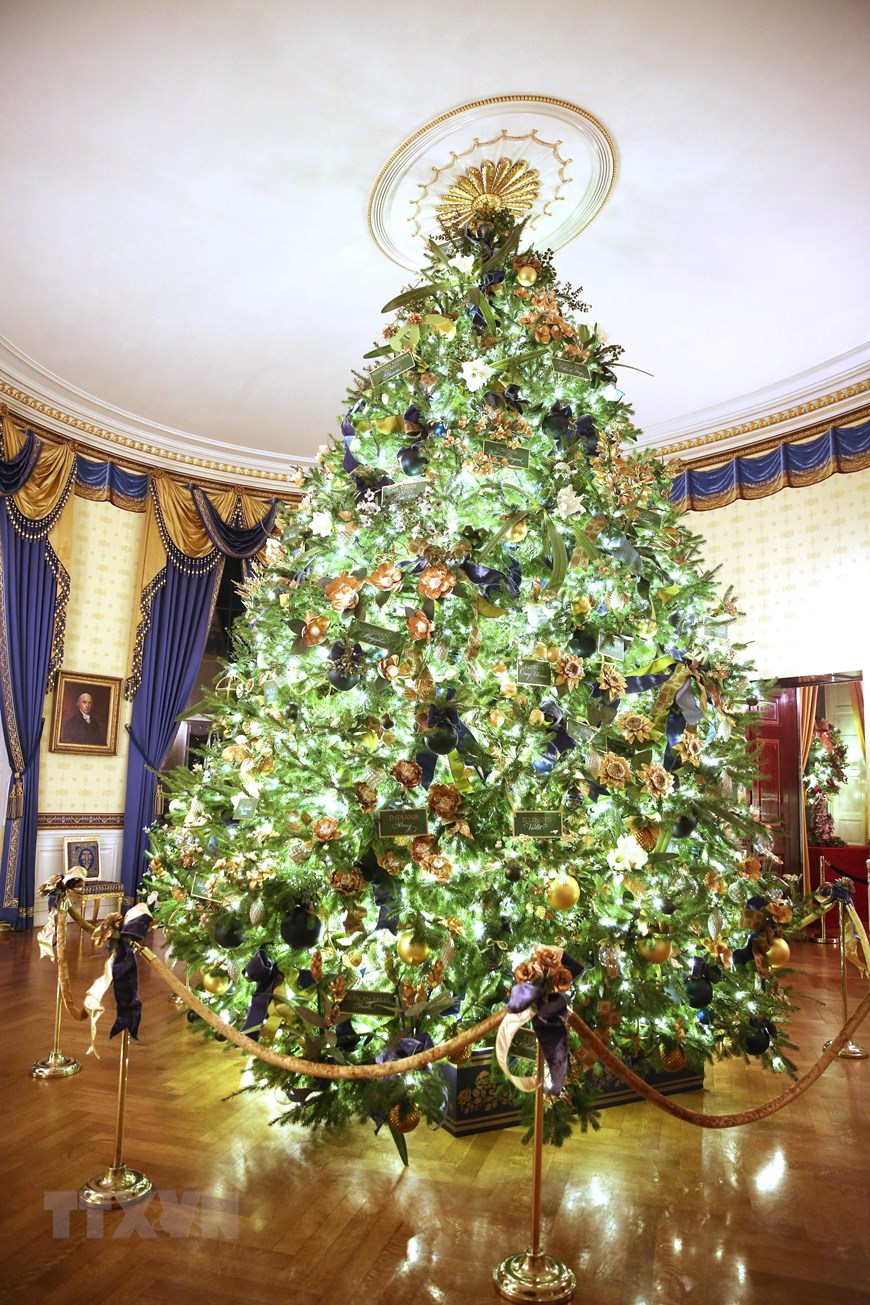 Nhà Trắng được trang hoàng rực rỡ để chào đón Giáng sinh. (Ảnh: THX/TTXVN)