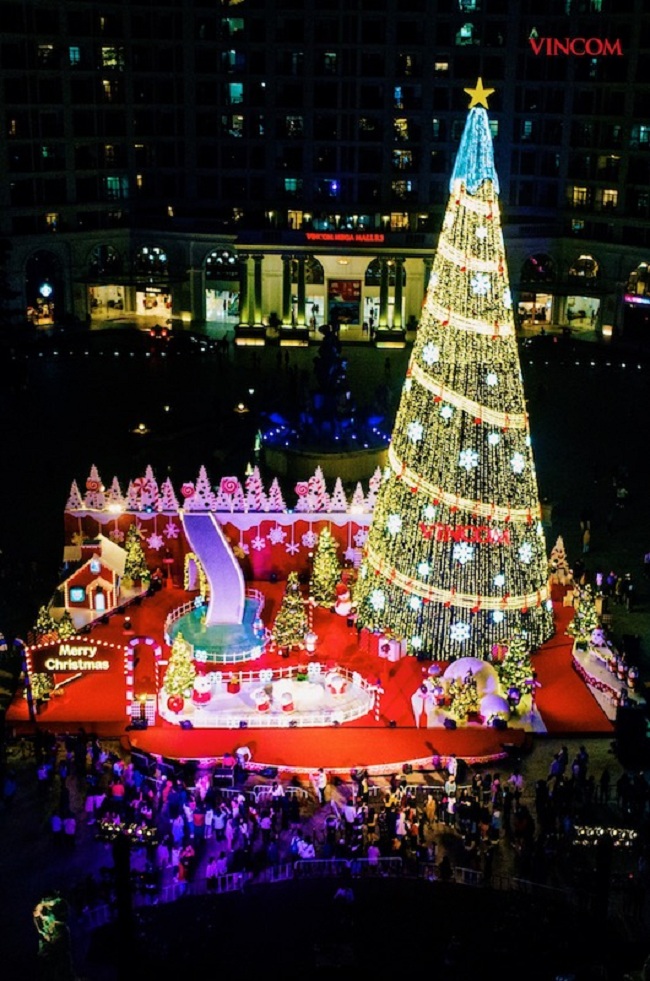  Lễ thắp đèn cây thông khổng lồ tại Vincom Mega Mall Royal City diễn ra trong niềm háo hức của hàng nghìn người dân thủ đô.