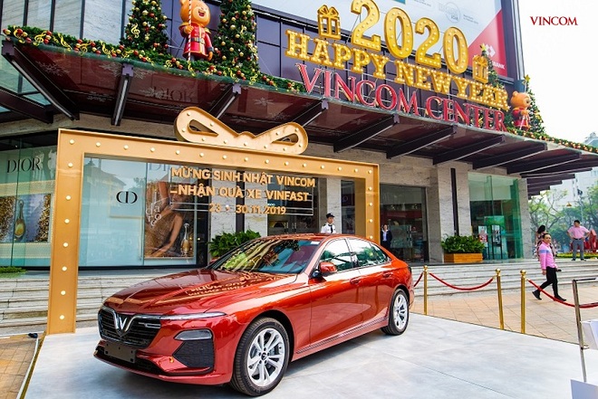 Chiếc xe VinFast Lux A2.0 đã tìm được chủ nhân may mắn trong đêm Thắp sáng cây thông Noel.