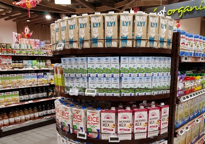 Sữa tươi organic của Vinamilk đang bán tại khu vực dành cho thực phẩm organic của siêu thị FairPrice của Singapore.
