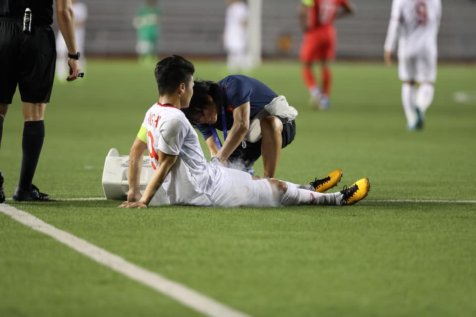Quang Hải đã phải nhờ bác sĩ Choi Ju-young chăm sóc trên sân