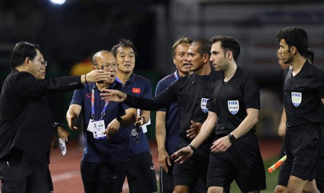 HLV Park Hang Seo phản ứng trọng tài ở cuối hiệp 1, khi U22 Việt Nam được hưởng phạt góc nhưng trọng tài lại thổi hết giờ