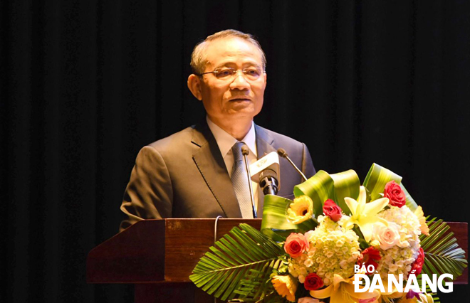 Bí thư Thành ủy Trương Quang Nghĩa phát biểu tiếp thu và giải trình tại buổi tiếp xúc cử tri. Ảnh: ĐẶNG NỞ
