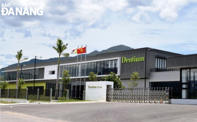  It is expected that many large-scale production projects will be officially put into operation next year, which will create a brighter picture for the industry sector. The Da Nang Hi-tech Park- based ICT Vina medical equipment factory is expected to go into operation in the third quarter of next year.