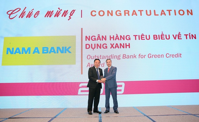 Đại diện Nam A Bank – ông Lê Quang Quảng, Phó Tổng Giám đốc nhận giải thưởng “Ngân hàng tiêu biểu về tín dụng xanh” năm 2019.