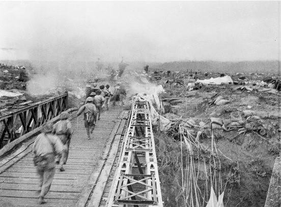  Bộ đội ta vượt qua cầu Mường Thanh, tấn công vào Sở chỉ huy Tập đoàn cứ điểm Điện Biên Phủ, chiều 7/5/1954. (Nguồn: Tư liệu TTXVN)