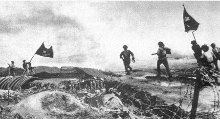  Chiều 7/5/1954, lá cờ Quyết chiến-Quyết thắng của quân đội ta tung bay trên nóc hầm tướng De Castries. Chiến dịch Điện Biên Phủ hoàn toàn thắng lợi. (Nguồn: Tư liệu TTXVN)