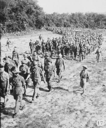  Tù binh Pháp ở Điện Biên Phủ được áp giải về tuyến sau. (Nguồn: Tư liệu TTXVN)