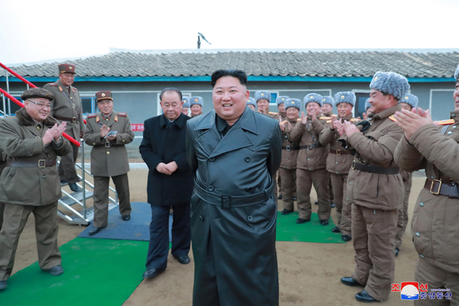 Nhà lãnh đạo Kim Jong-un giám sát vụ thử vũ khí ngày 28-11 vừa qua.   	          Ảnh: Reuters