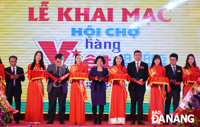 Representatives from the city authorities and the Ministry of Industry and Trade attending the opening ceremony for the Vietnamese Goods Fair 2019 on Wednesday