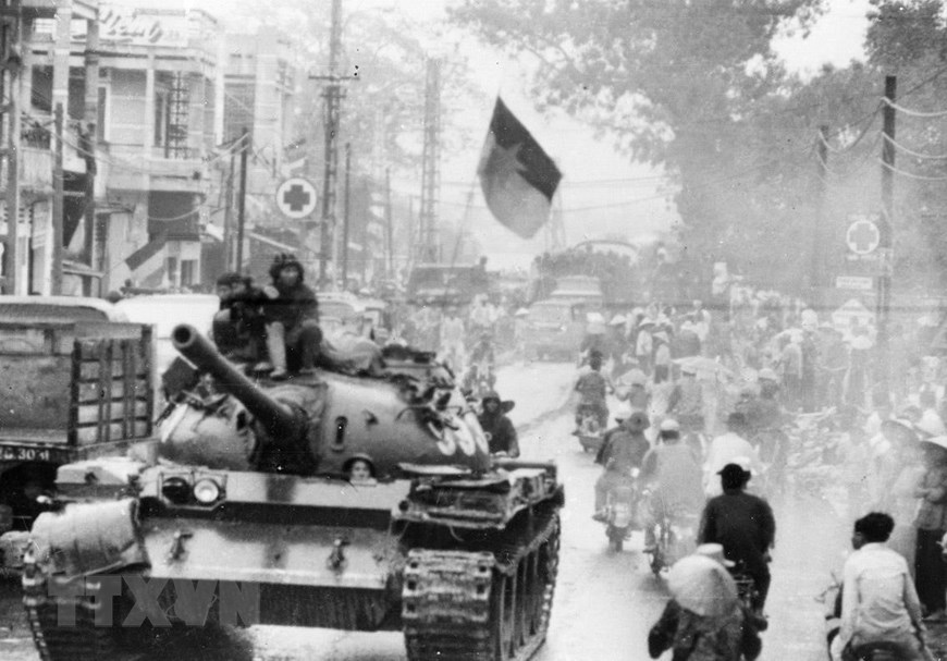 Xe tăng Lữ đoàn 203, Sư đoàn 304, Quân đoàn 2 tiến vào giải phóng Đà Nẵng, ngày 29/3/1975. (Ảnh: Tư liệu TTXVN)