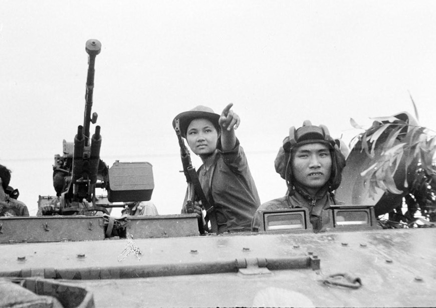 Lực lượng xe tăng Sư đoàn 10 (Quân đoàn 3) được nữ chiến sỹ biệt động Nguyễn Trung Kiên (Cao Thị Nhíp) dẫn đường, đánh chiếm sân bay Tân Sơn Nhất, ngày 30/4/1975. (Ảnh: TTXVN)