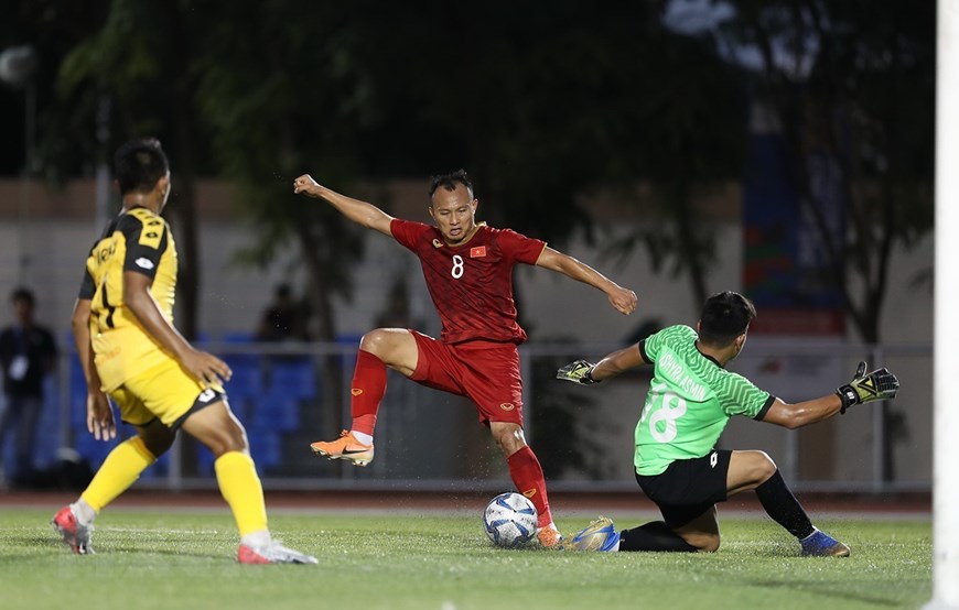  Pha tranh chấp quyết liệt trong trận U22 Việt Nam gặp U22 Brunei. U22 Việt Nam thắng 6-0. (Ảnh: TTXVN)