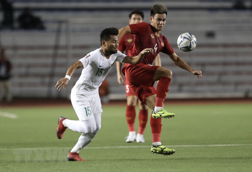  Pha bóng quyết liệt giữa hai đội trong trận U22 Việt Nam thắng U22 Indonesia với tỷ số 2-1. (Ảnh: TTXVN)