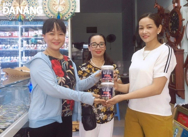 Phụ nữ quận Hải Châu tham gia phong trào thu gom pin đã qua sử dụng.