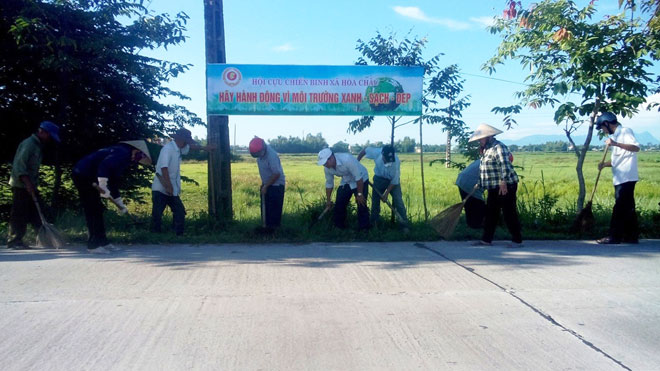 War veterans in Hoa Chau Commune cleaning up a local street