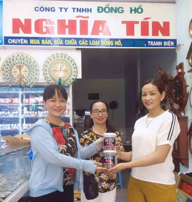 Women in Hai Chau District collecting used batteries