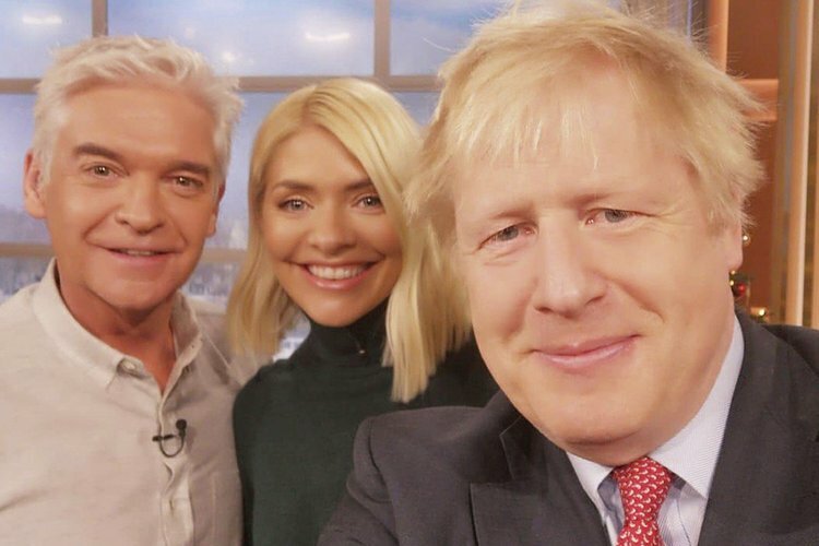 Thủ tướng Anh Boris Johnson selfie cùng MC Phillip Schofield và Holly Willoughby trong chương trình 