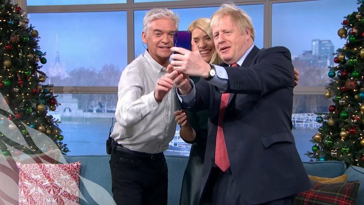 Thủ tướng Anh Boris Johnson dùng điện thoại Huawei selfie cùng MC Phillip Schofield và Holly Willoughby trong chương trình 