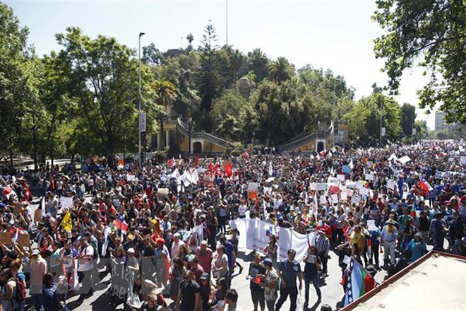 Người dân Chile tham gia biểu tình phản đối Chính phủ tại Santiago hôm 23-10-2019. Ảnh: AFP