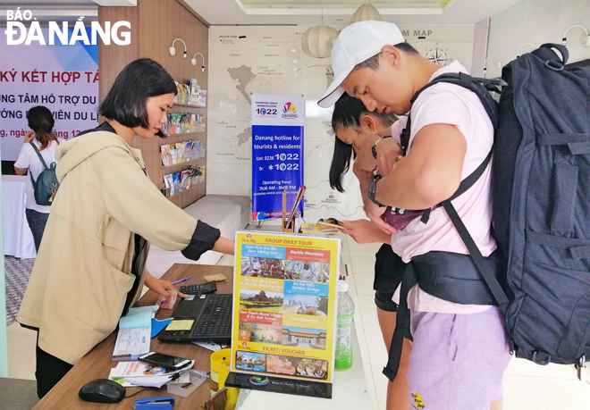 Đà Nẵng luôn nỗ lực hướng đến mục tiêu xây dựng “Thành phố đáng sống”. TRONG ẢNH: Hướng dẫn khách du lịch tại Trung tâm Hỗ trợ du khách Đà Nẵng. 								          										             