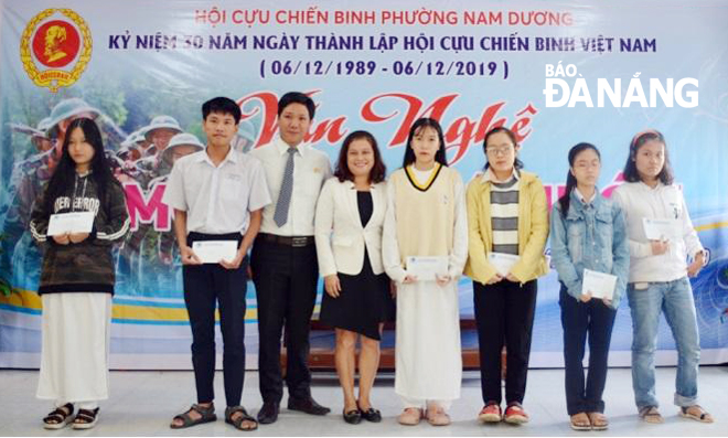 Hỗ trợ các học sinh, sinh viên con cựu chiến binh có hoàn cảnh khó khăn ở phường Nam Dương.			Ảnh: LÊ VĂN THƠM