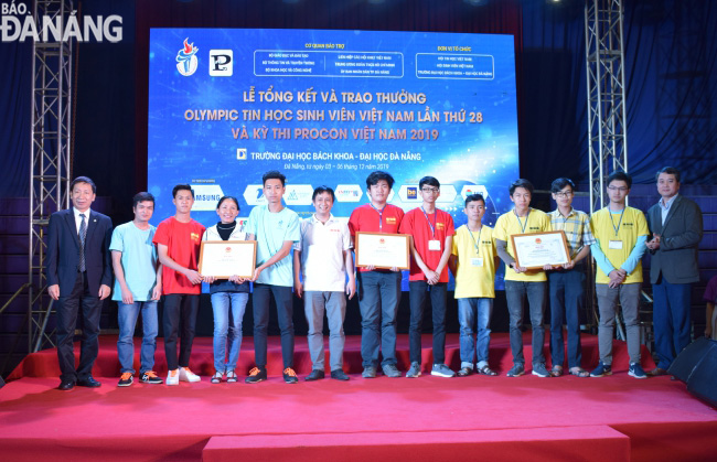 The Da Nang University of Science and Technology won the first prize in the team category at OLP'19’.