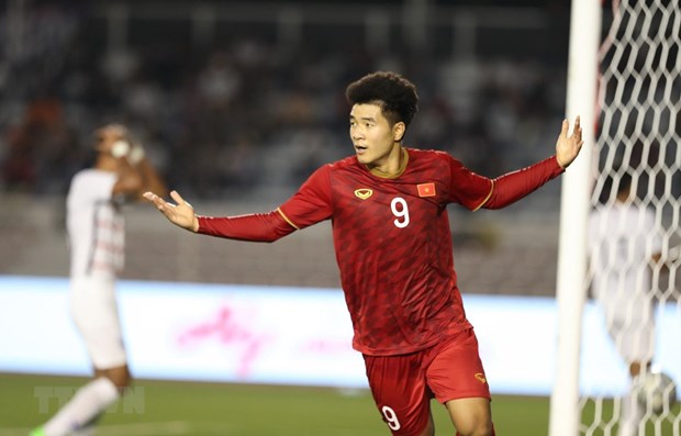 Striker Duc Chinh scores a hattrick in the match against Cambodia to help Vietnam advance to the final (Source:VNA)