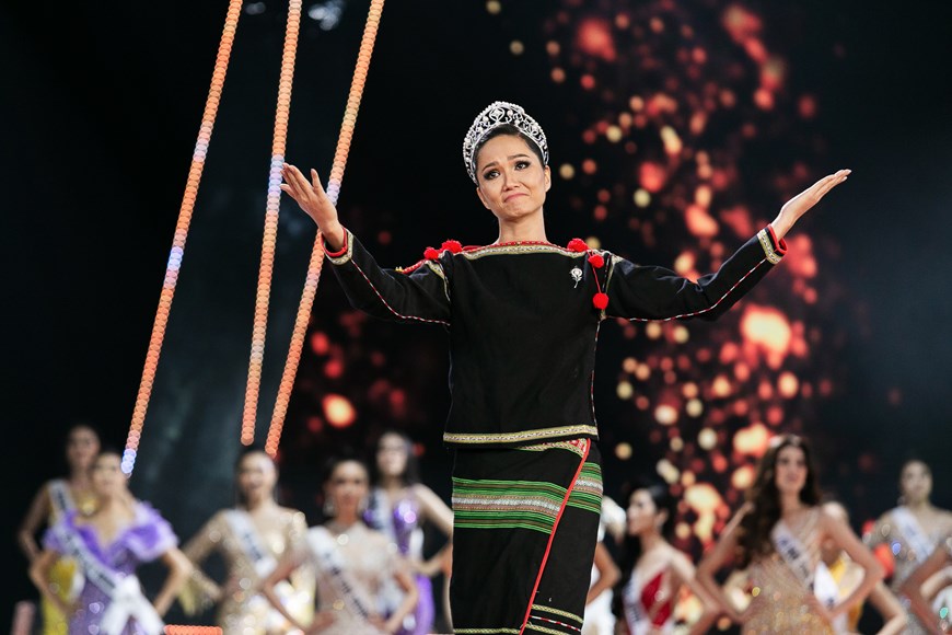  Thành tích Top 5 Miss Universe 2018 không chỉ là dấu ấn quan trọng trong nhiệm kỳ Hoa hậu của H’Hen Niê, mà cô còn mang về niềm tự hào cho người dân Việt Nam khi lần đầu tiên, Việt Nam có một Hoa hậu vào đến Top 5 của cuộc thi nhan sắc này. (Ảnh: Sang Đào/Vietnam+)