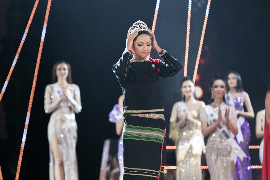 Với một nhiệm kỳ thành công và có nhiều đóng góp cho cộng đồng, xã hội, vương miện Empower đã được ban tổ chức Hoa hậu Hoàn vũ Việt Nam trao tặng vĩnh viễn cho Hoa hậu H’Hen Niê, vì cô xứng đáng là chủ nhân duy nhất của chiếc vương miện ấy. (Ảnh: Sang Đào/Vietnam+)