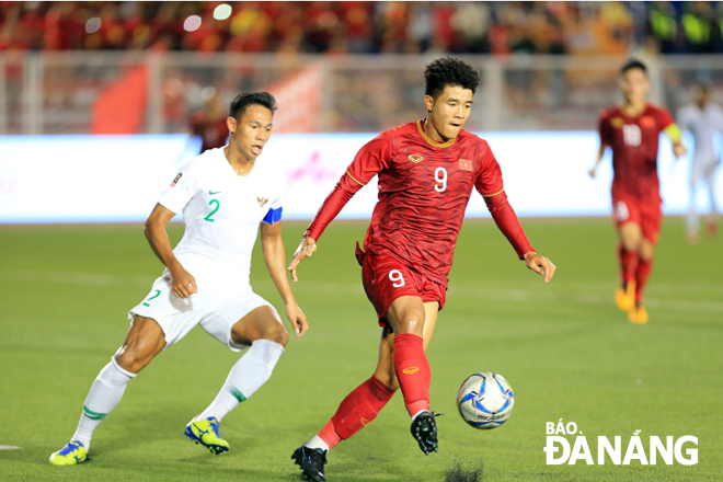 Dù rất tự tin nhưng Hà Đức Chinh (áo đỏ) vẫn thừa nhận, các cầu thủ U22 Việt Nam không thể chủ quan trước Indonesia (áo trắng).  Ảnh: ĐỨC CƯỜNG