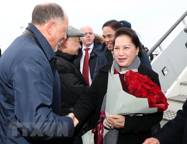 National Assembly Chairwoman Nguyen Thi Kim Ngan is welcomed at Kazan airport, Kazan city, the Republic of Tatarstan. (Photo: VNA)