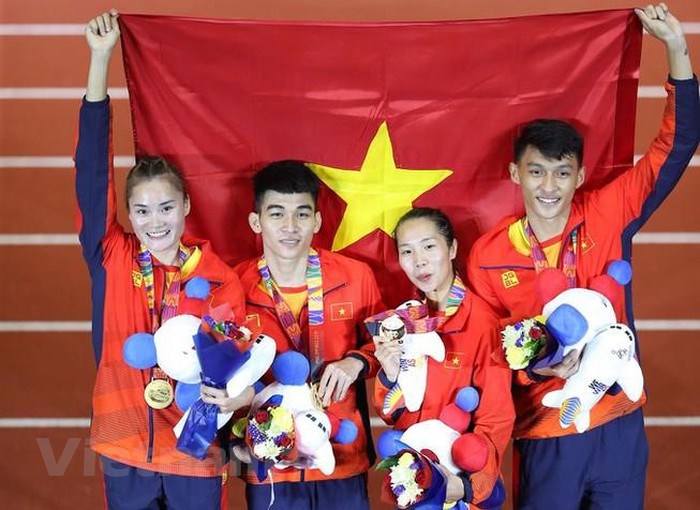 Nguyễn Thị Hằng, Trần Nhật Hoàng, Quách Thị Lan và Trần Đình Sơn giành huy chương Vàng tiếp sức 4x400m hỗn hợp. (Ảnh: Vietnam+)