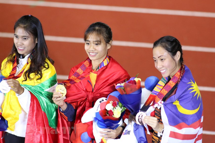 Phạm Thị Thu Trang giành huy chương Vàng 10.000m đi bộ. (Ảnh: Vietnam+)