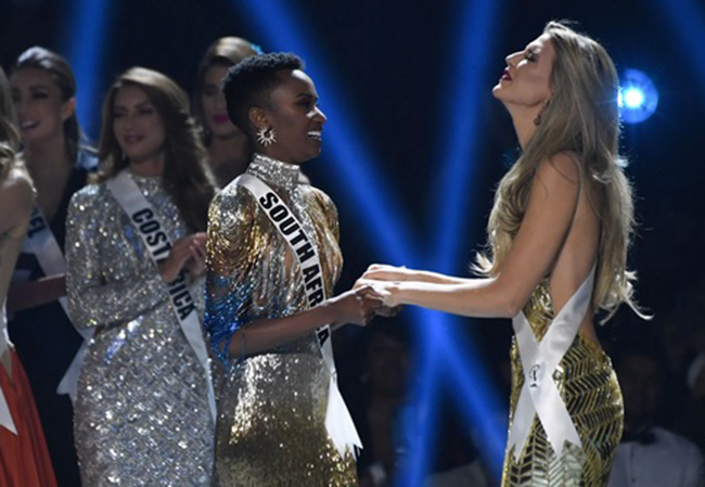Người đẹp Nam Phi (trái) và đại diện của Puerto Rico cùng chờ tuyên bố tên người nhận danh hiệu cao nhất. Ảnh: AFP